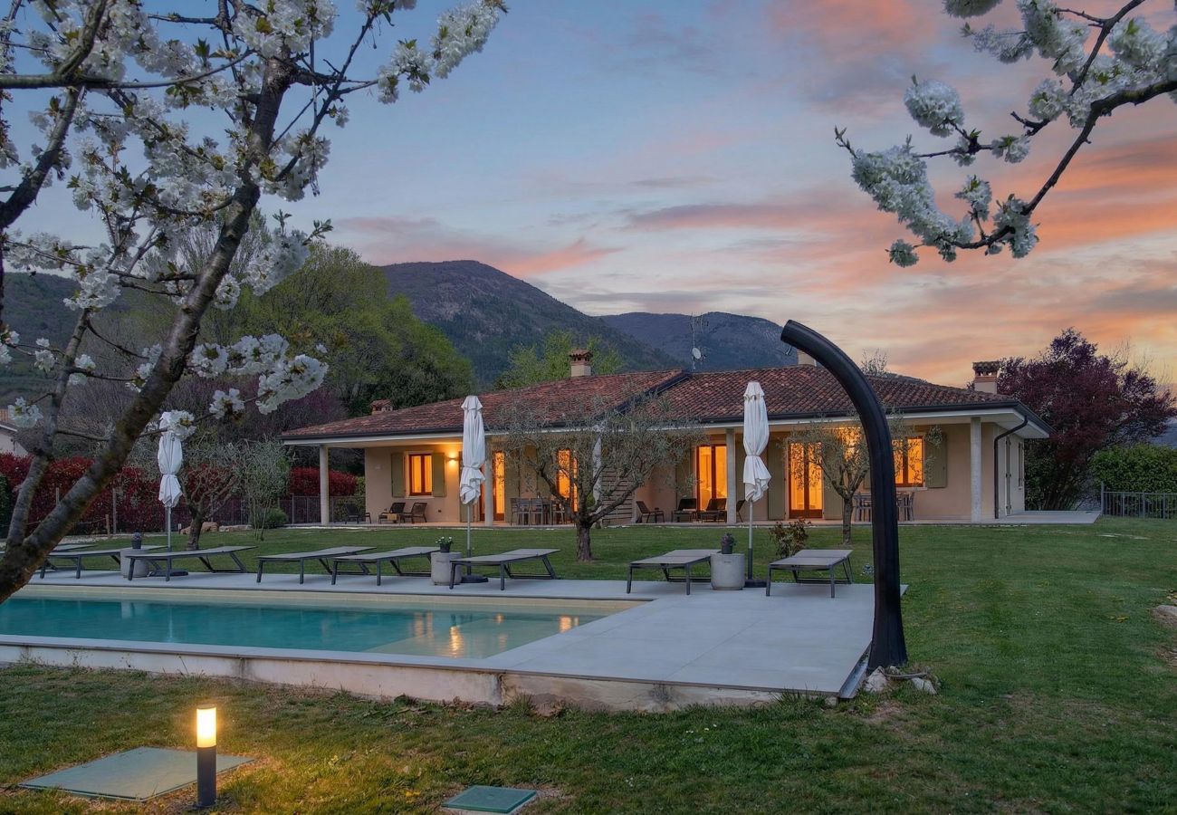 Villa in Costermano - Villa Ida für 12 Personen mit Stil und Liebe eingerichtet,mit privat Pool und Garten