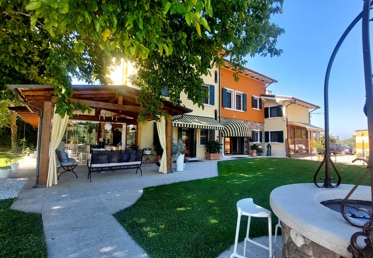 Ferienwohnung in Castelnuovo del Garda - Il Gelso del Garda Luxury Family Suite mit zwei Badezimmer, Pool und Garten