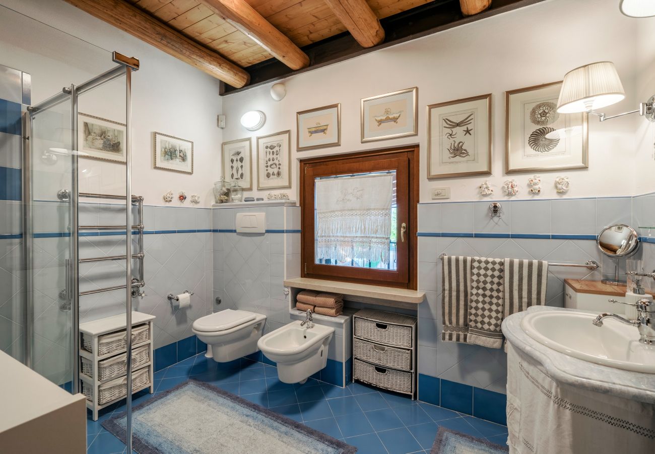 Ferienwohnung in Castelnuovo del Garda - Il Gelso del Garda Luxury Family Suite mit zwei Badezimmer, Pool und Garten