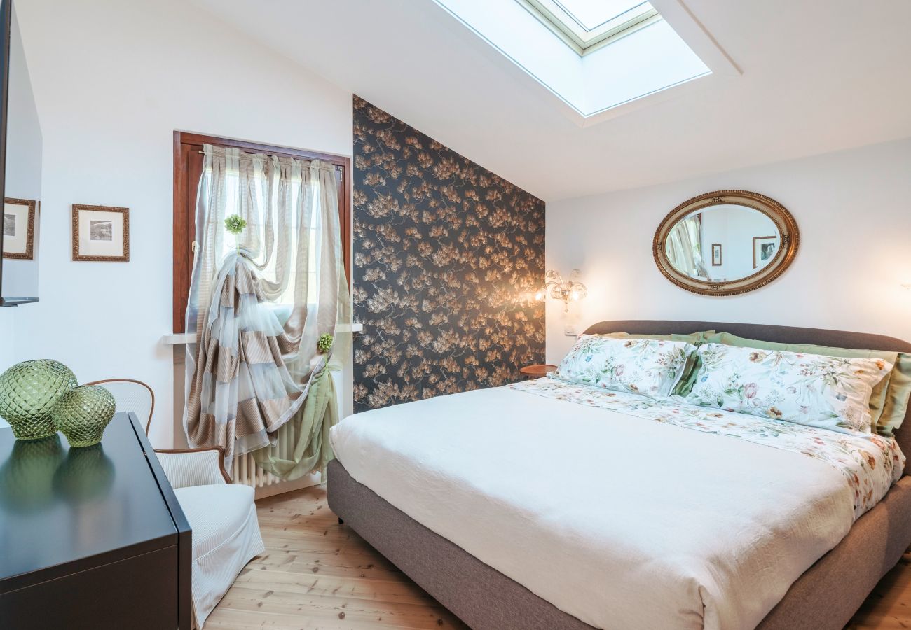 Ferienwohnung in Castelnuovo del Garda - Il Gelso del Garda Luxury Family Suite mit zwei Badezimmer, Pool und Garten