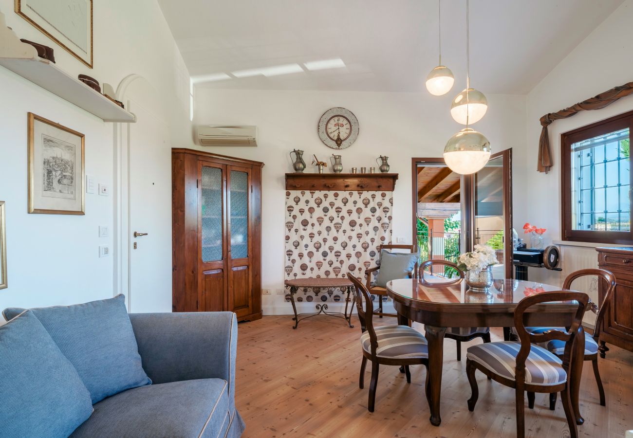 Ferienwohnung in Castelnuovo del Garda - Il Gelso del Garda Luxury Family Suite mit zwei Badezimmer, Pool und Garten