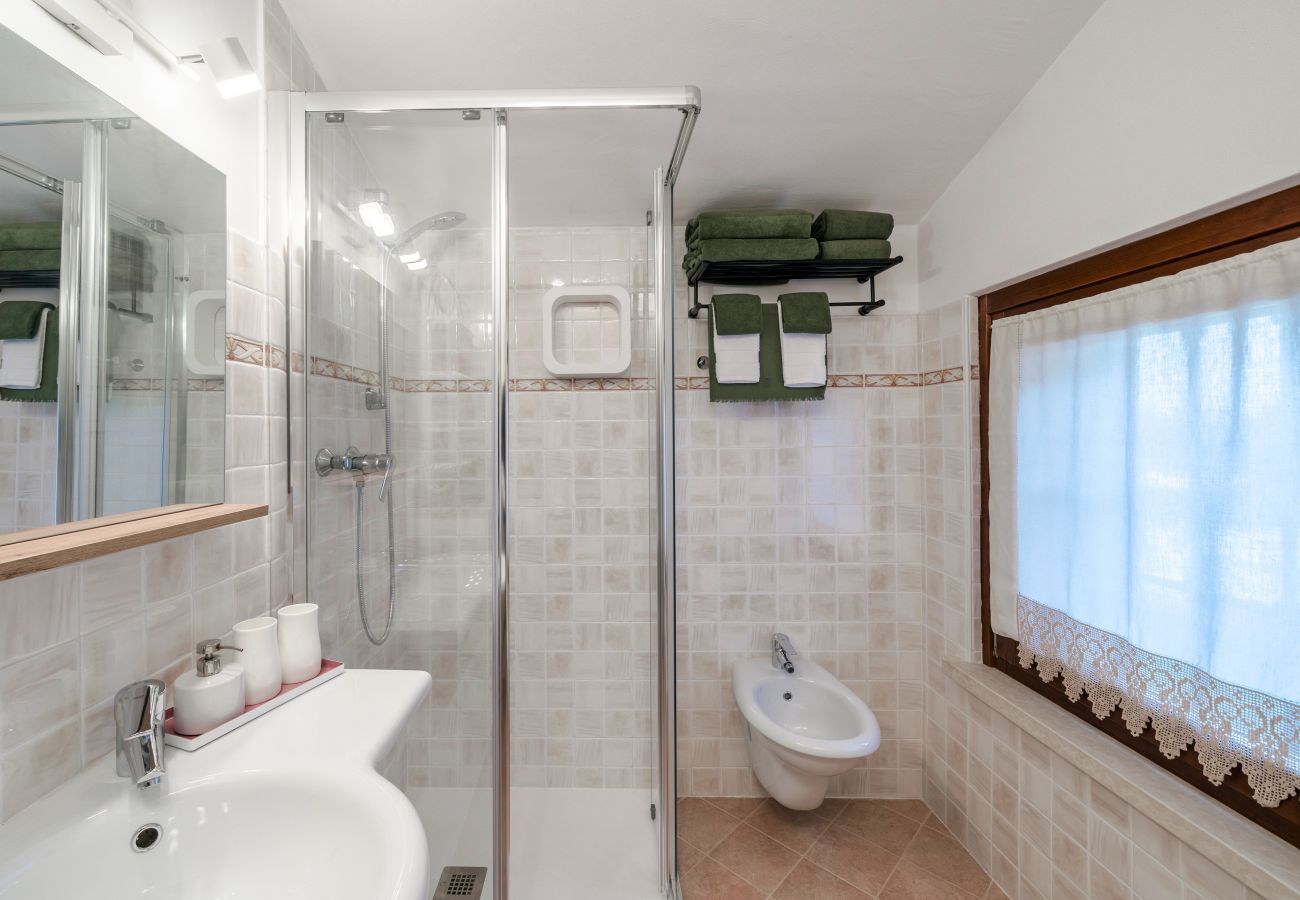 Ferienwohnung in Castelnuovo del Garda - Il Gelso del Garda Luxury Family Suite mit zwei Badezimmer, Pool und Garten