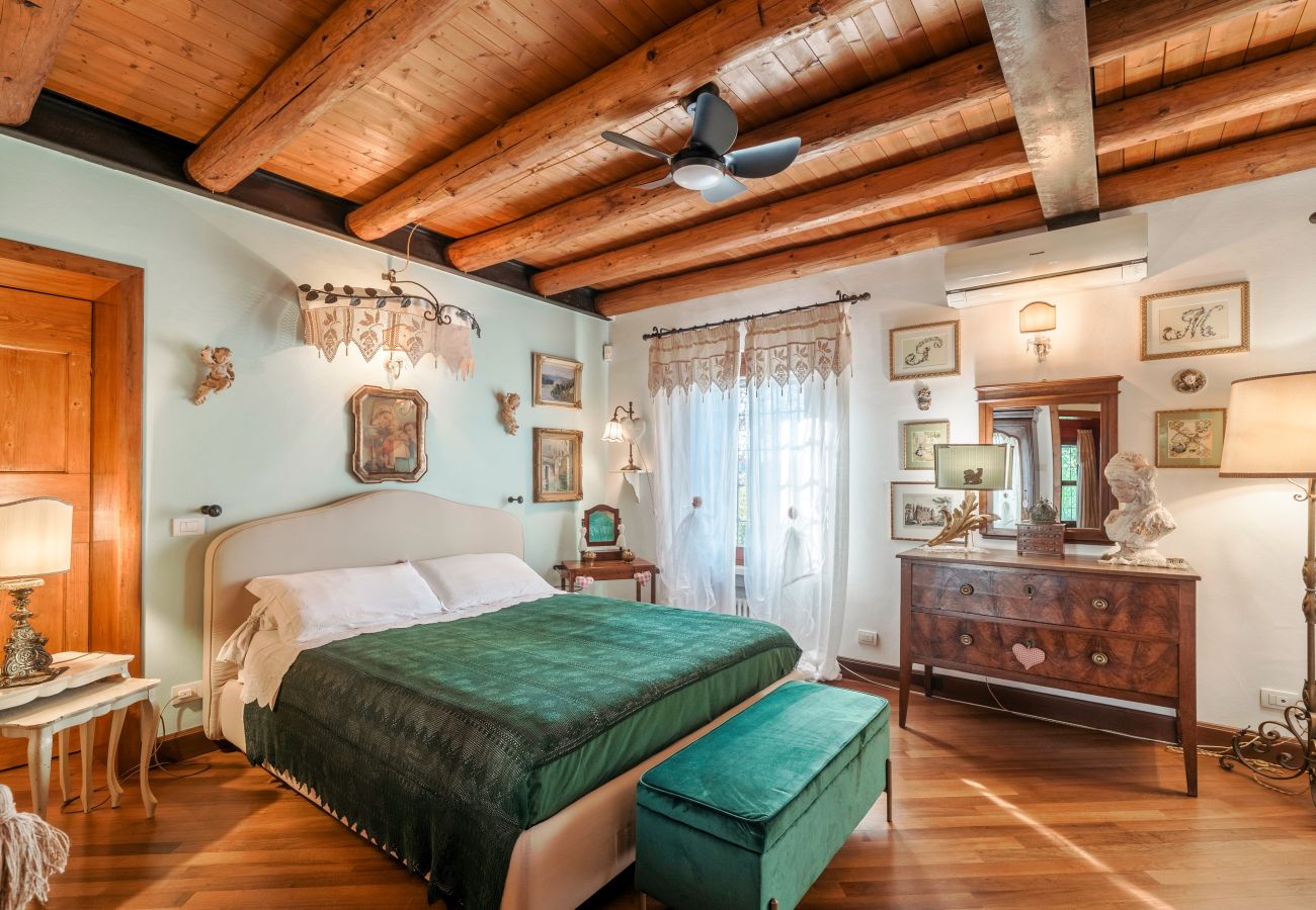 Ferienwohnung in Castelnuovo del Garda - Il Gelso del Garda Luxury Family Suite mit zwei Badezimmer, Pool und Garten