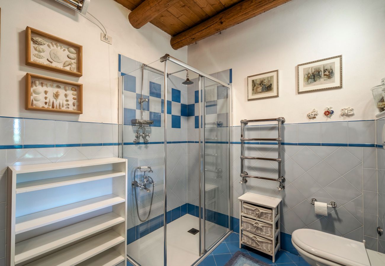 Ferienwohnung in Castelnuovo del Garda - Il Gelso del Garda Luxury Family Suite mit zwei Badezimmer, Pool und Garten