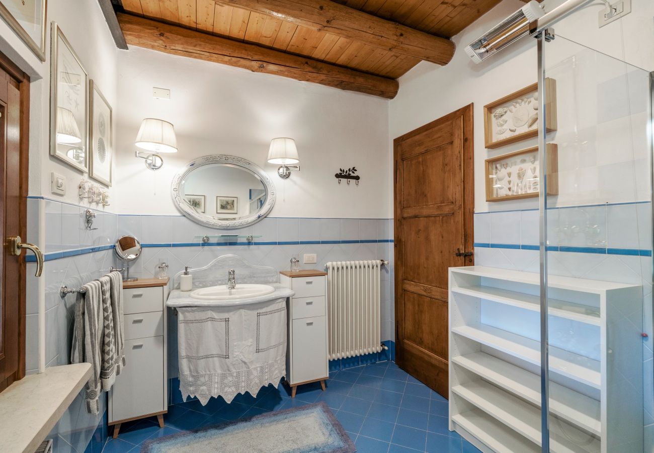 Ferienwohnung in Castelnuovo del Garda - Il Gelso del Garda Luxury Family Suite mit zwei Badezimmer, Pool und Garten