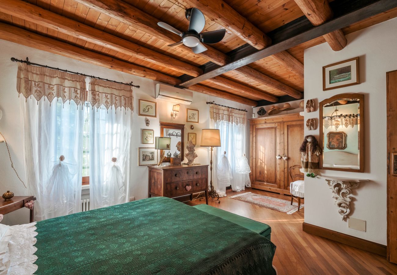 Ferienwohnung in Castelnuovo del Garda - Il Gelso del Garda Luxury Family Suite mit zwei Badezimmer, Pool und Garten