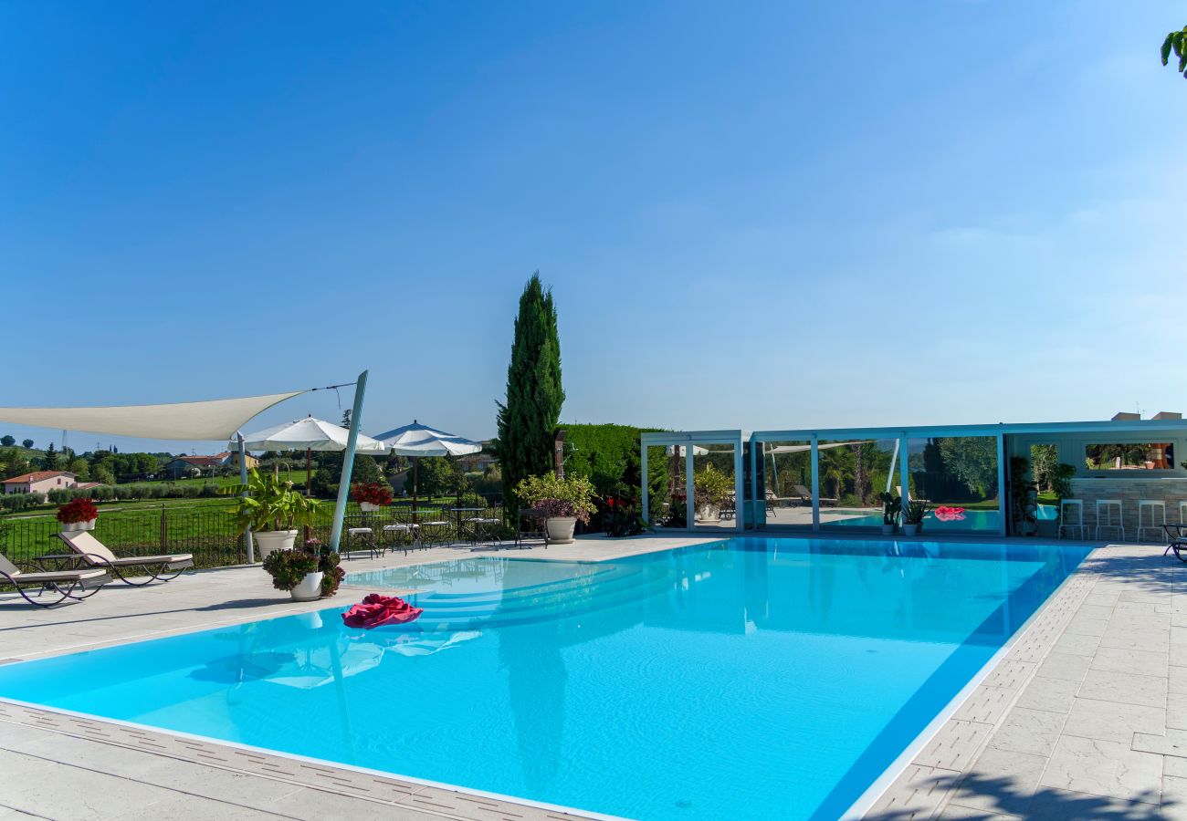 Ferienwohnung in Castelnuovo del Garda - Il Gelso del Garda Luxury Family Suite mit zwei Badezimmer, Pool und Garten