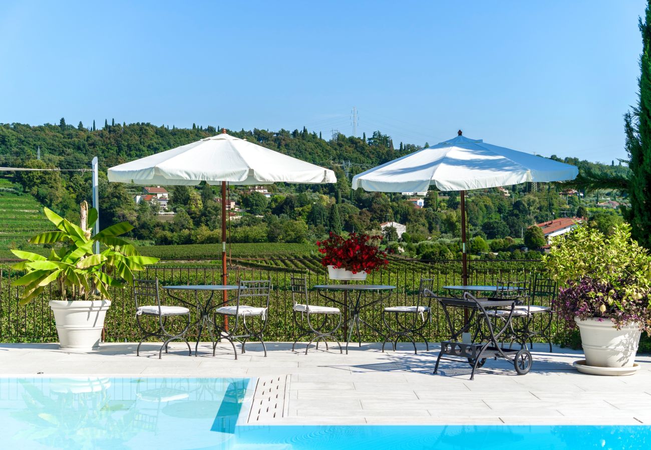 Ferienwohnung in Castelnuovo del Garda - Il Gelso del Garda Luxury Family Suite mit zwei Badezimmer, Pool und Garten