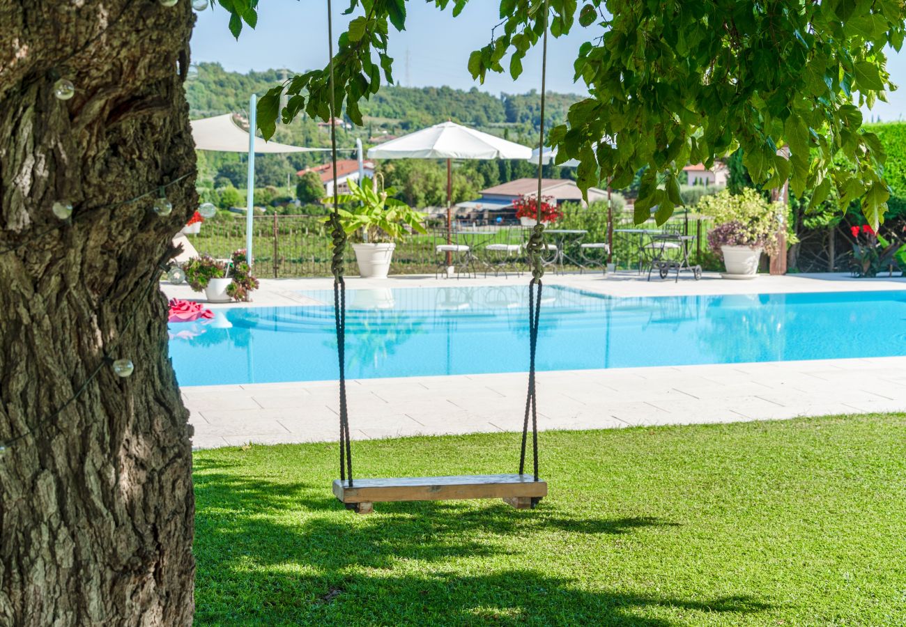 Ferienwohnung in Castelnuovo del Garda - Il Gelso del Garda Luxury Family Suite mit zwei Badezimmer, Pool und Garten