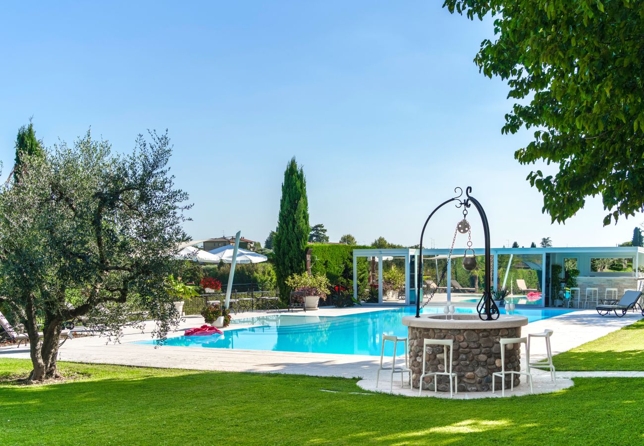 Ferienwohnung in Castelnuovo del Garda - Il Gelso del Garda Luxury Family Suite mit zwei Badezimmer, Pool und Garten