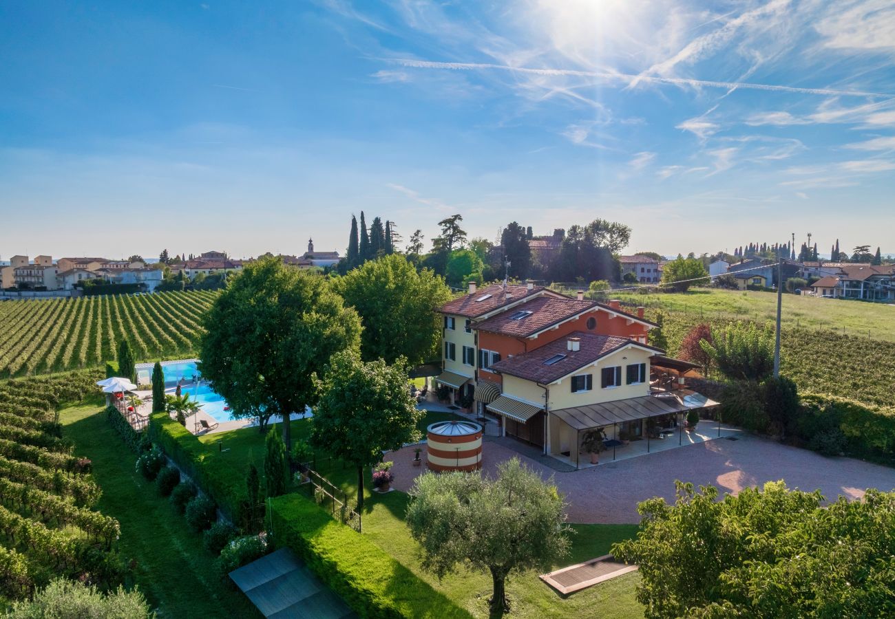 Ferienwohnung in Castelnuovo del Garda - Il Gelso del Garda Luxury Family Suite mit zwei Badezimmer, Pool und Garten