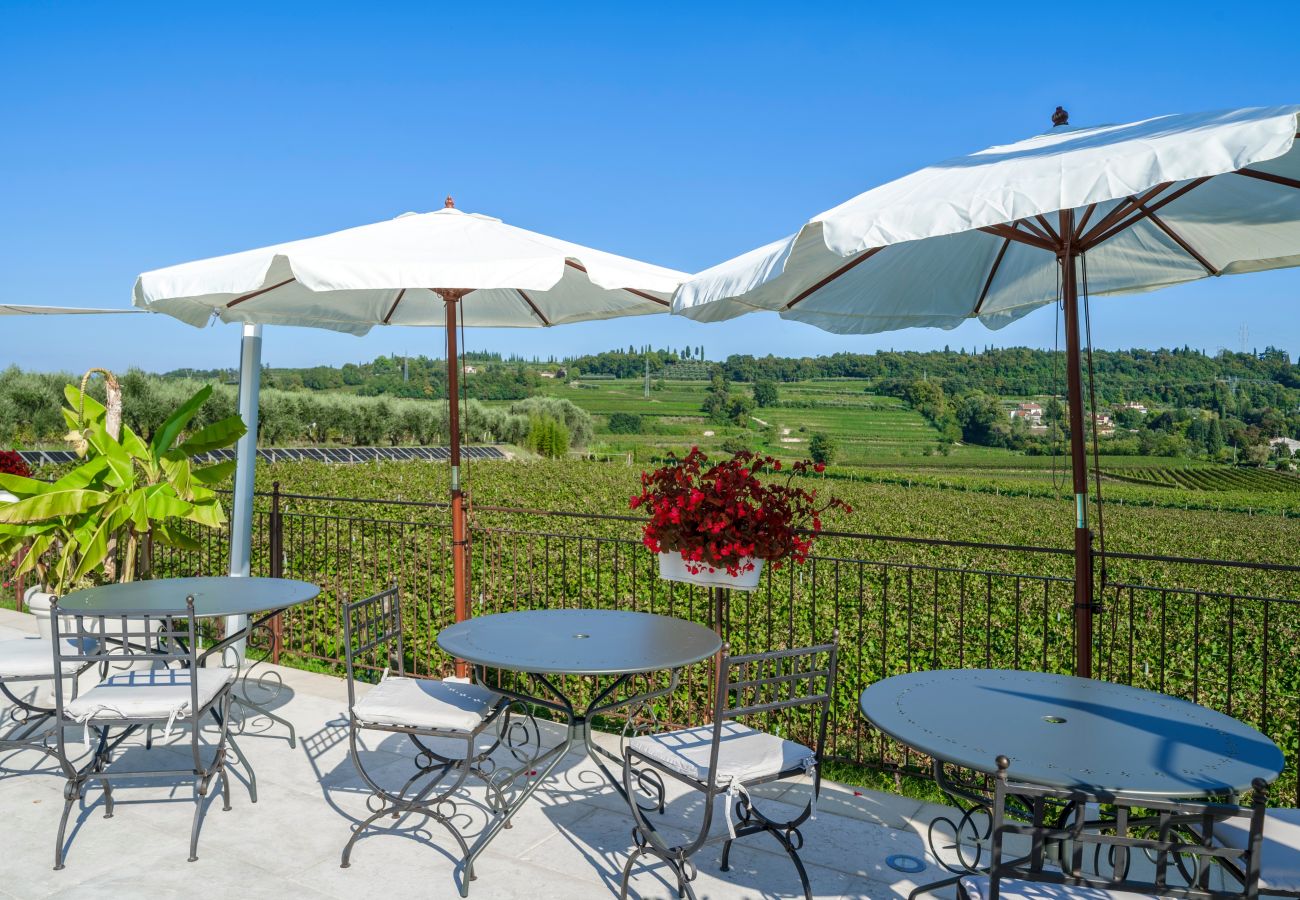 Ferienwohnung in Castelnuovo del Garda - Il Gelso del Garda Luxury Family Suite mit zwei Badezimmer, Pool und Garten