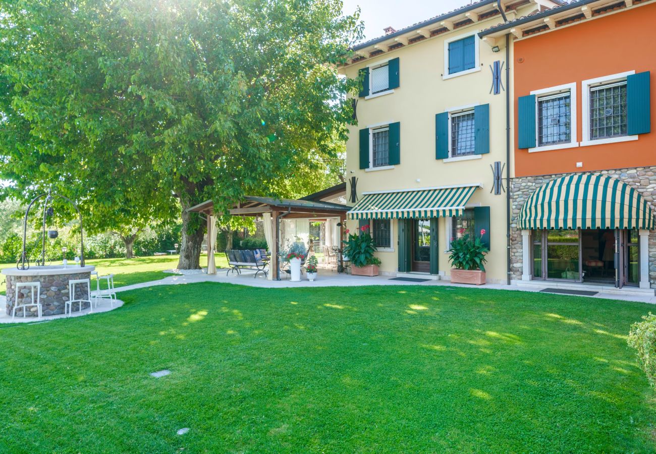 Ferienwohnung in Castelnuovo del Garda - Il Gelso del Garda Luxury Family Suite mit zwei Badezimmer, Pool und Garten