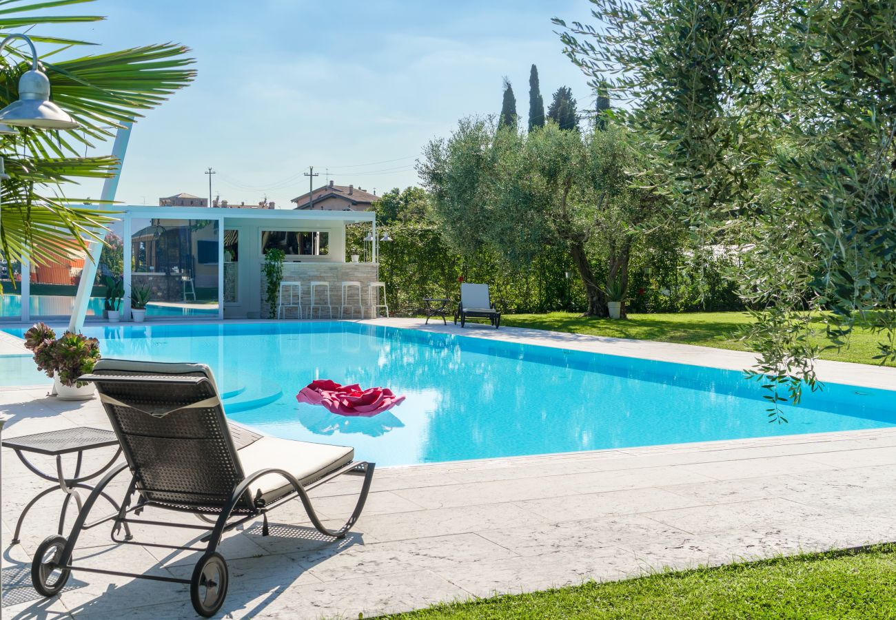 Ferienwohnung in Castelnuovo del Garda - Il Gelso del Garda Luxury Family Suite mit zwei Badezimmer, Pool und Garten