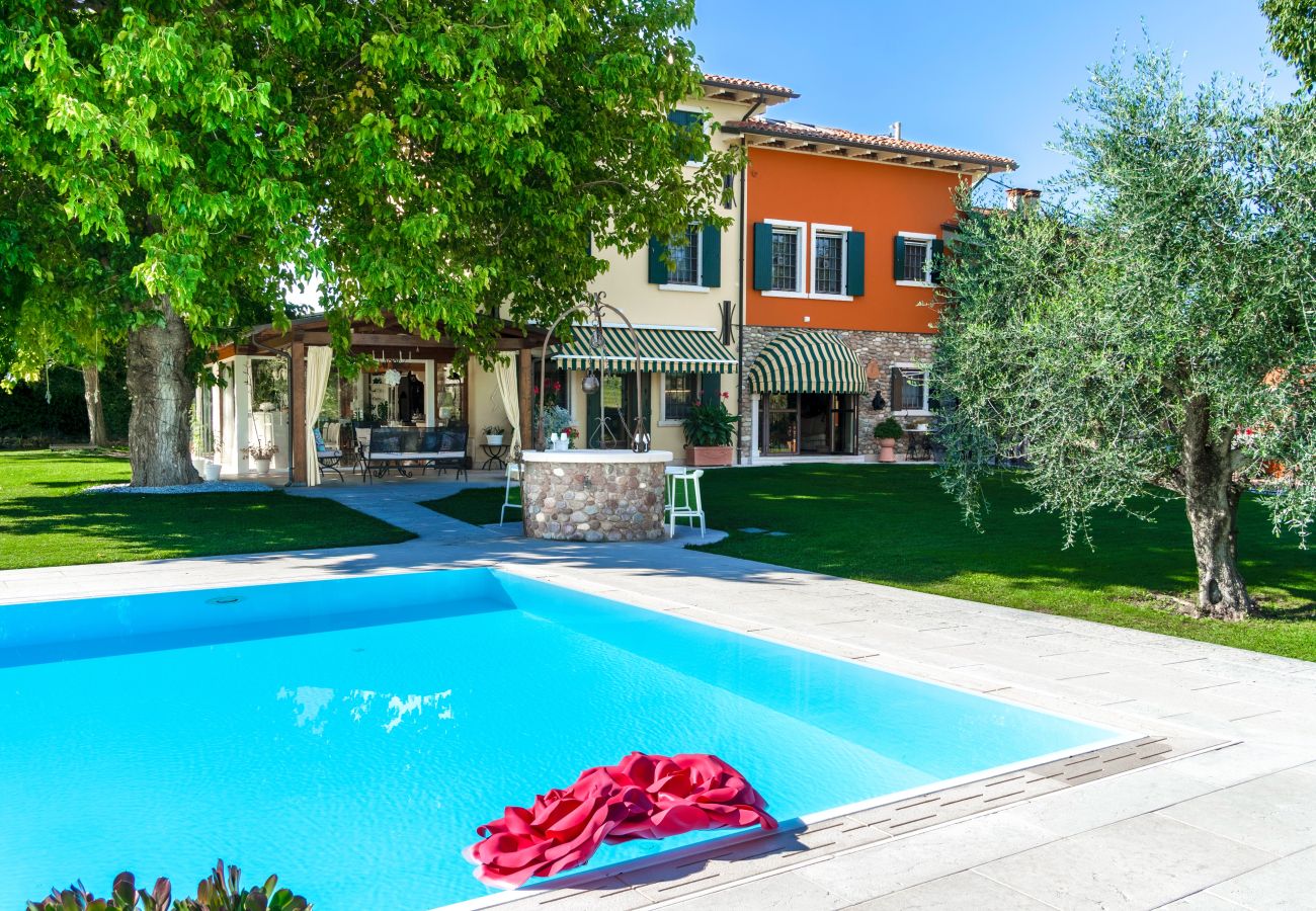 Ferienwohnung in Castelnuovo del Garda - Il Gelso del Garda Luxury Family Suite mit zwei Badezimmer, Pool und Garten