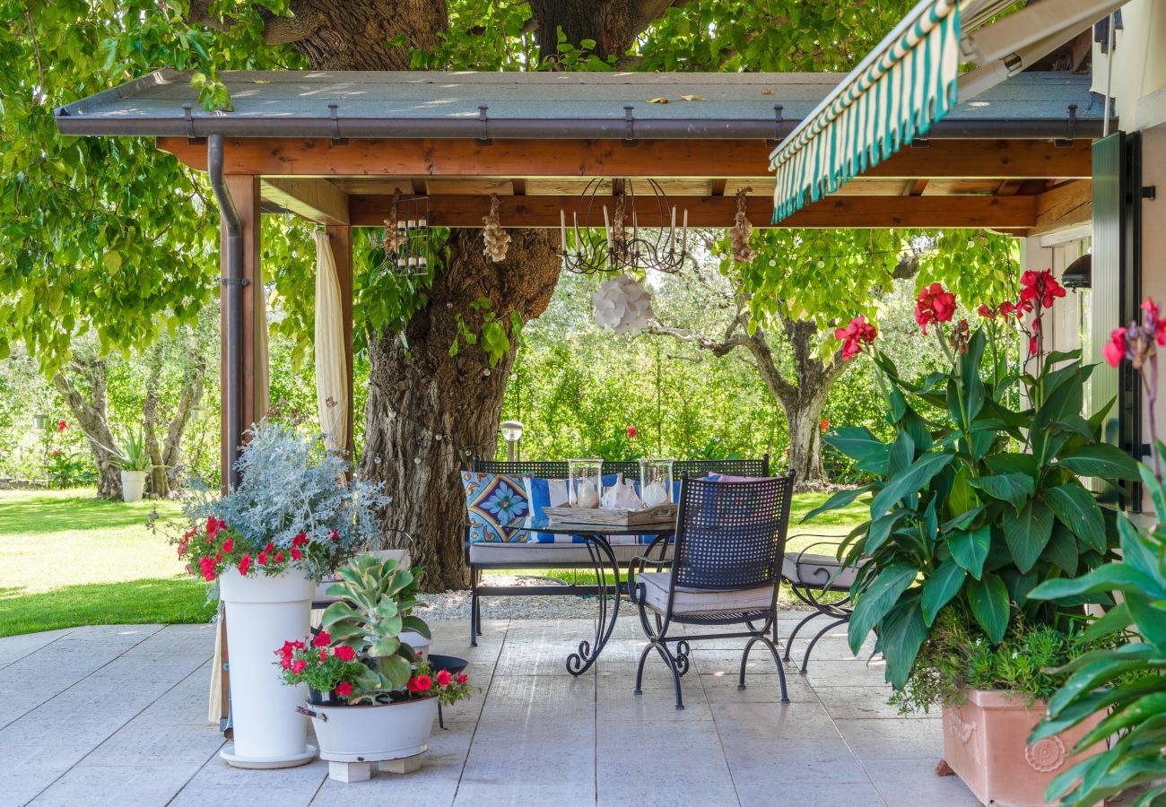 Ferienwohnung in Castelnuovo del Garda - Il Gelso del Garda Luxury Family Suite mit zwei Badezimmer, Pool und Garten