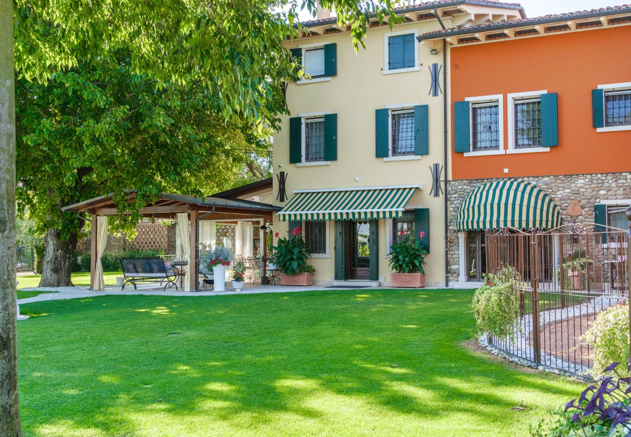 Ferienwohnung in Castelnuovo del Garda - Il Gelso del Garda Luxury Family Suite mit zwei Badezimmer, Pool und Garten
