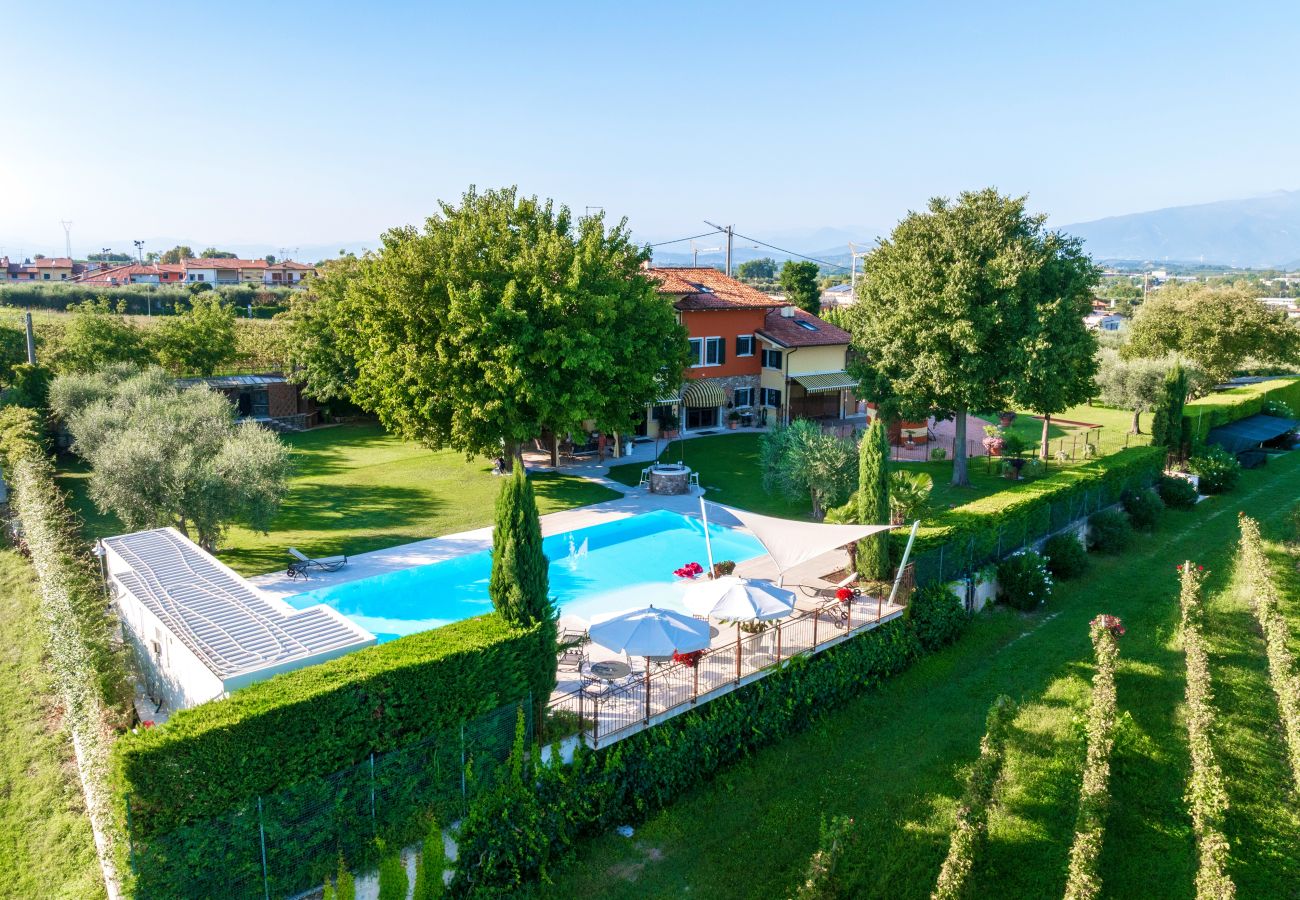 Ferienwohnung in Castelnuovo del Garda - Il Gelso del Garda Luxury Family Suite mit zwei Badezimmer, Pool und Garten
