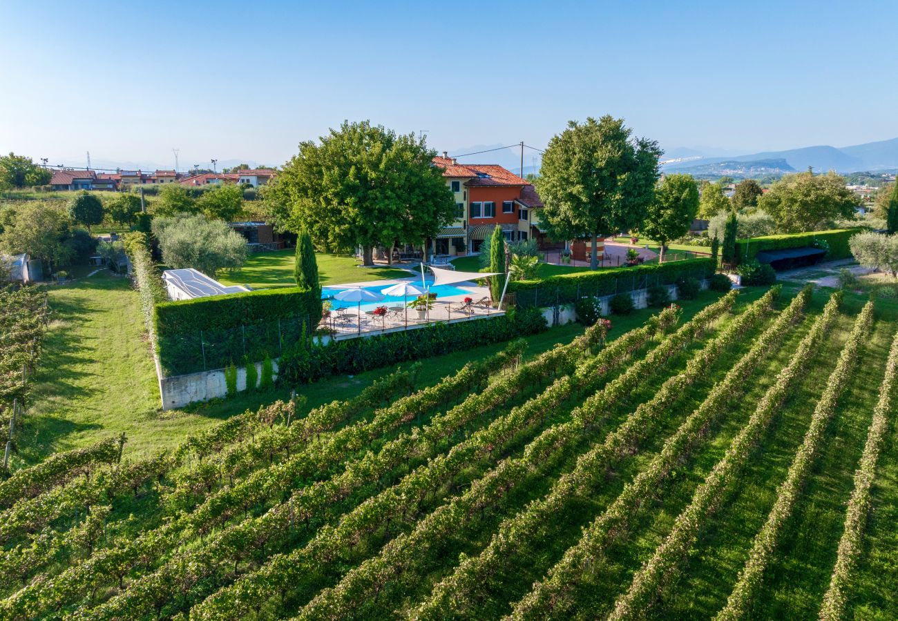 Ferienwohnung in Castelnuovo del Garda - Il Gelso del Garda Luxury Family Suite mit zwei Badezimmer, Pool und Garten
