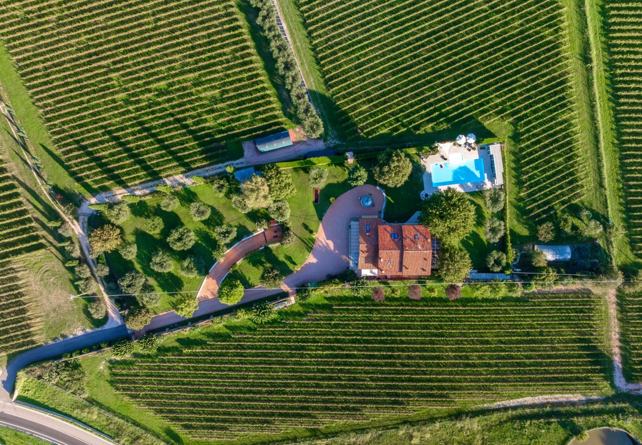 Ferienwohnung in Castelnuovo del Garda - Il Gelso del Garda Luxury Family Suite mit zwei Badezimmer, Pool und Garten