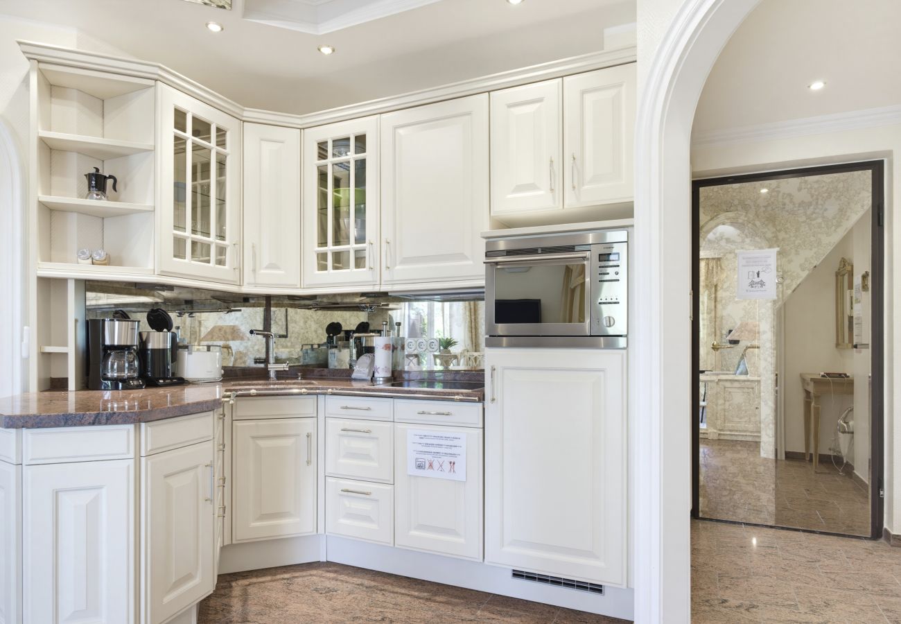 Ferienwohnung in Lazise - Regarda - Basiliko White Wohnung mit Pool und WLan