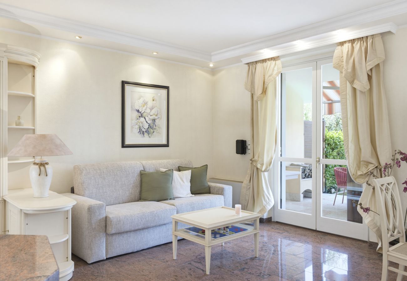 Ferienwohnung in Lazise - Regarda - Basiliko White Wohnung mit Pool und WLan