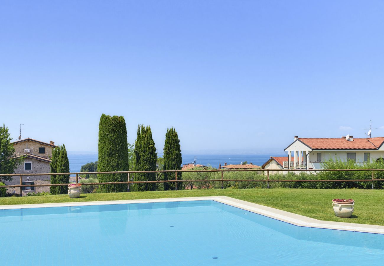 Ferienwohnung in Lazise - Regarda - Basiliko White Wohnung mit Pool und WLan