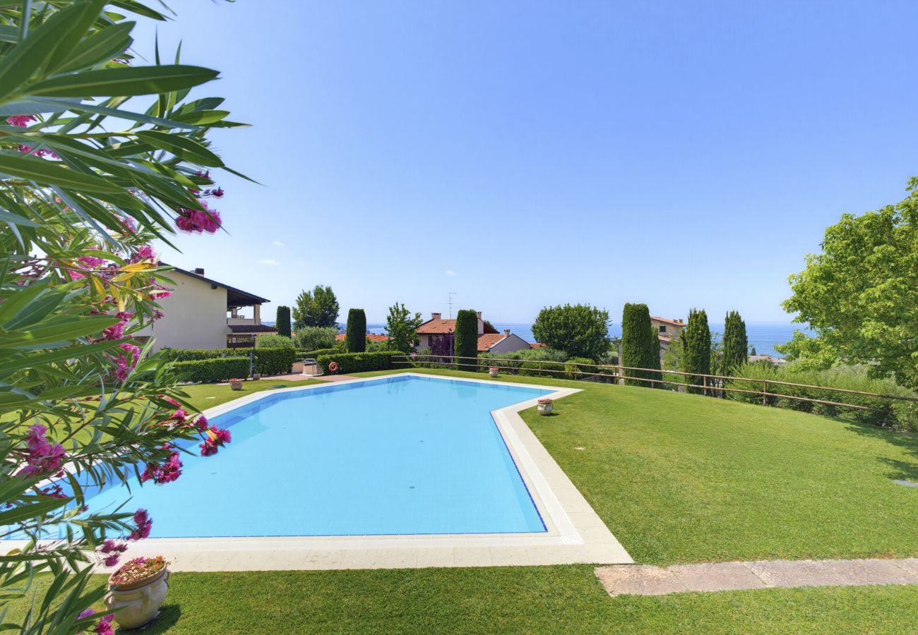 Ferienwohnung in Lazise - Regarda - Basiliko White Wohnung mit Pool und WLan