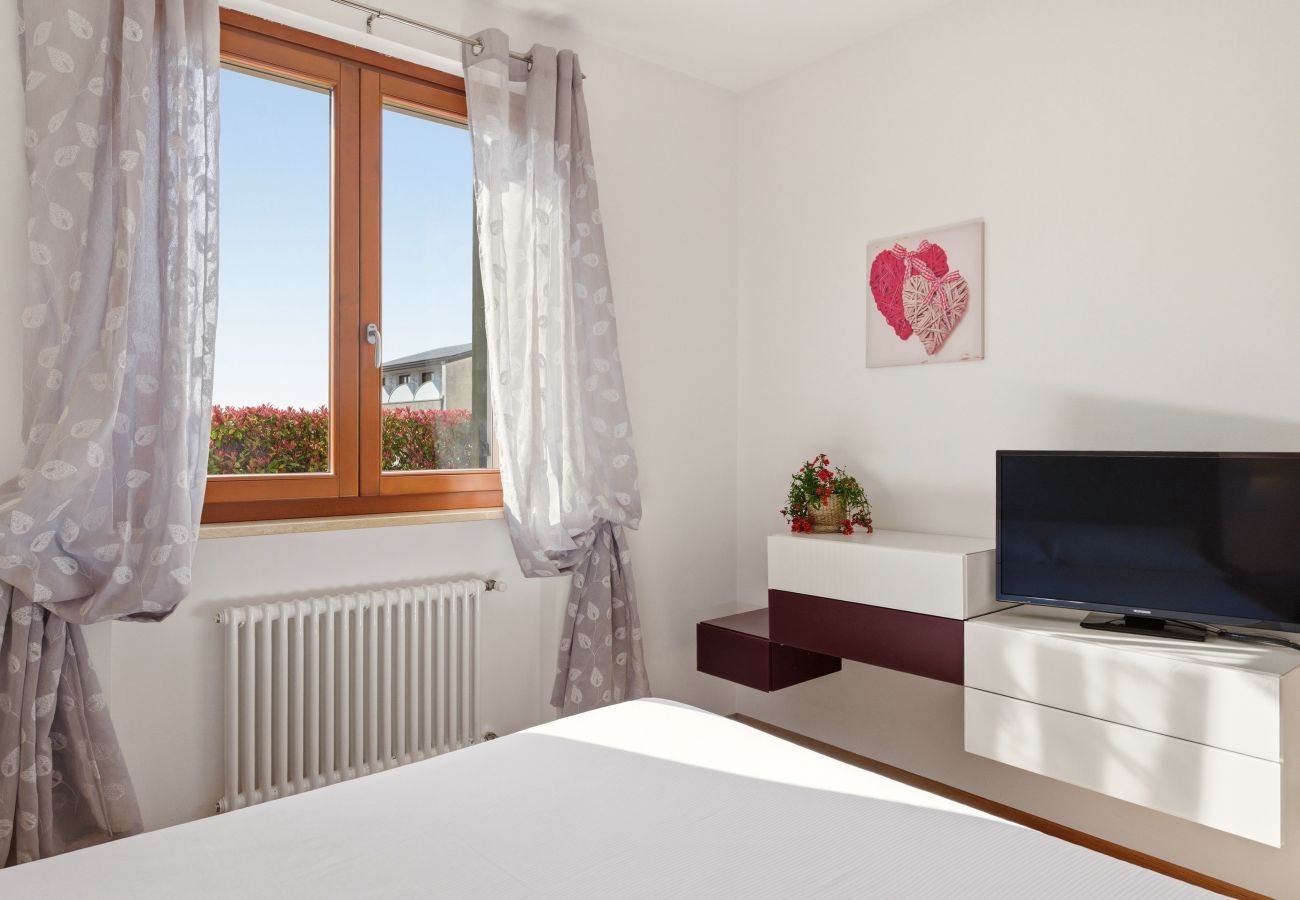 Apartment in Lazise - Regarda - wine apartment Promenade in the centre with garden and pool