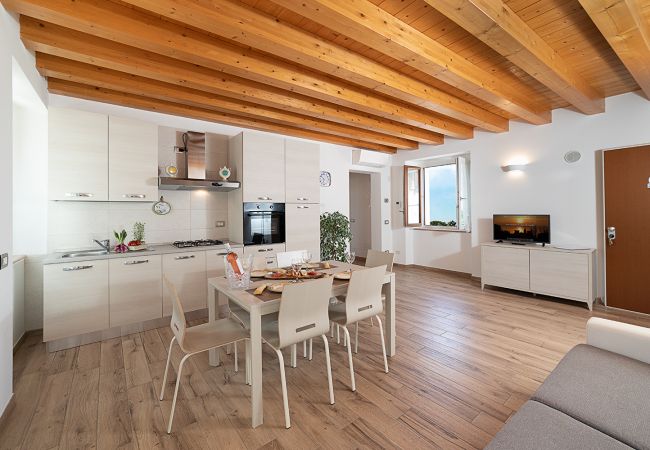  in Bardolino - Regarda - Romantic apartment Casa Rossa 1 with wifi, air conditioning