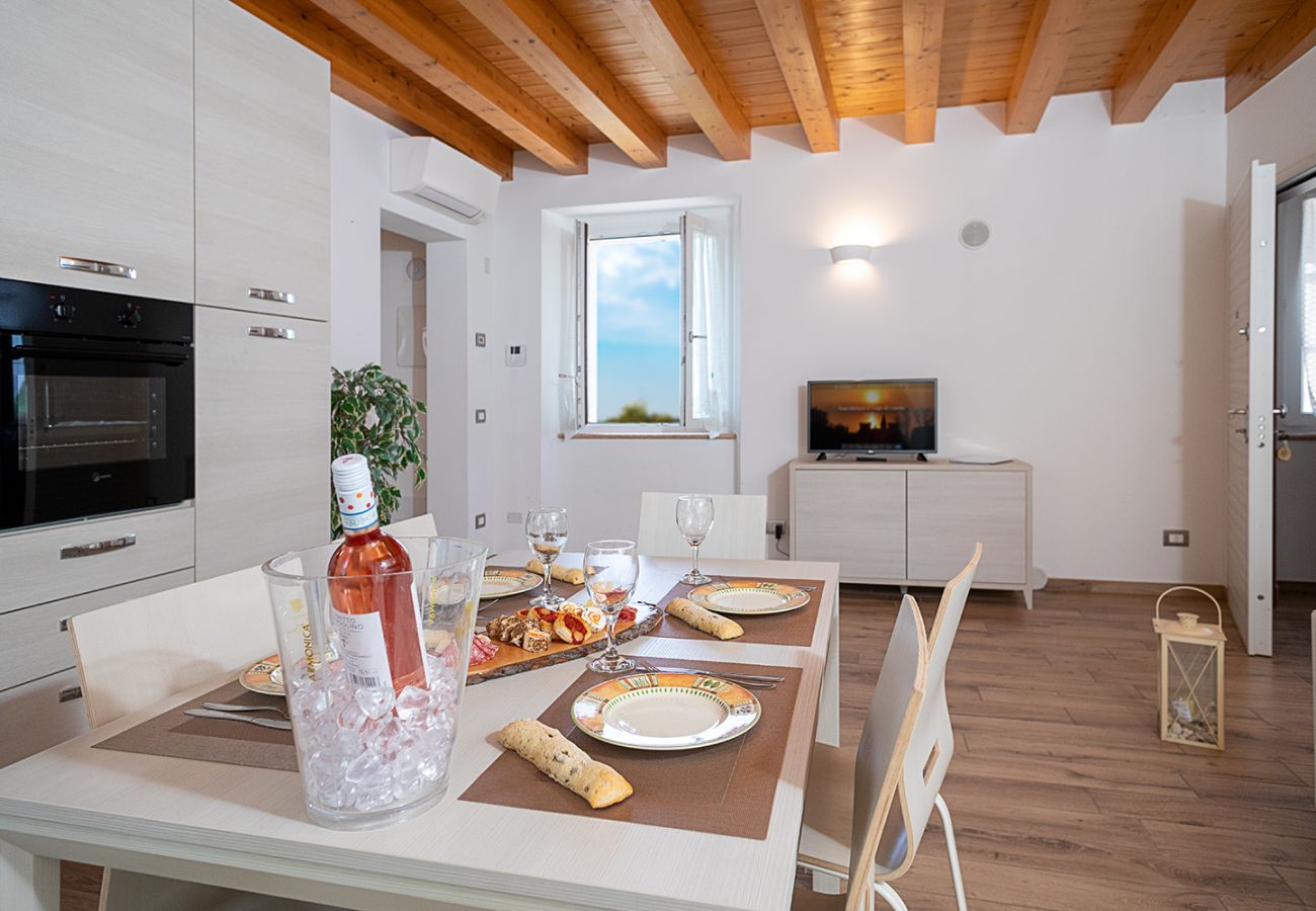 House in Bardolino - Regarda - Romantic apartment Casa Rossa 1 with wifi, air conditioning