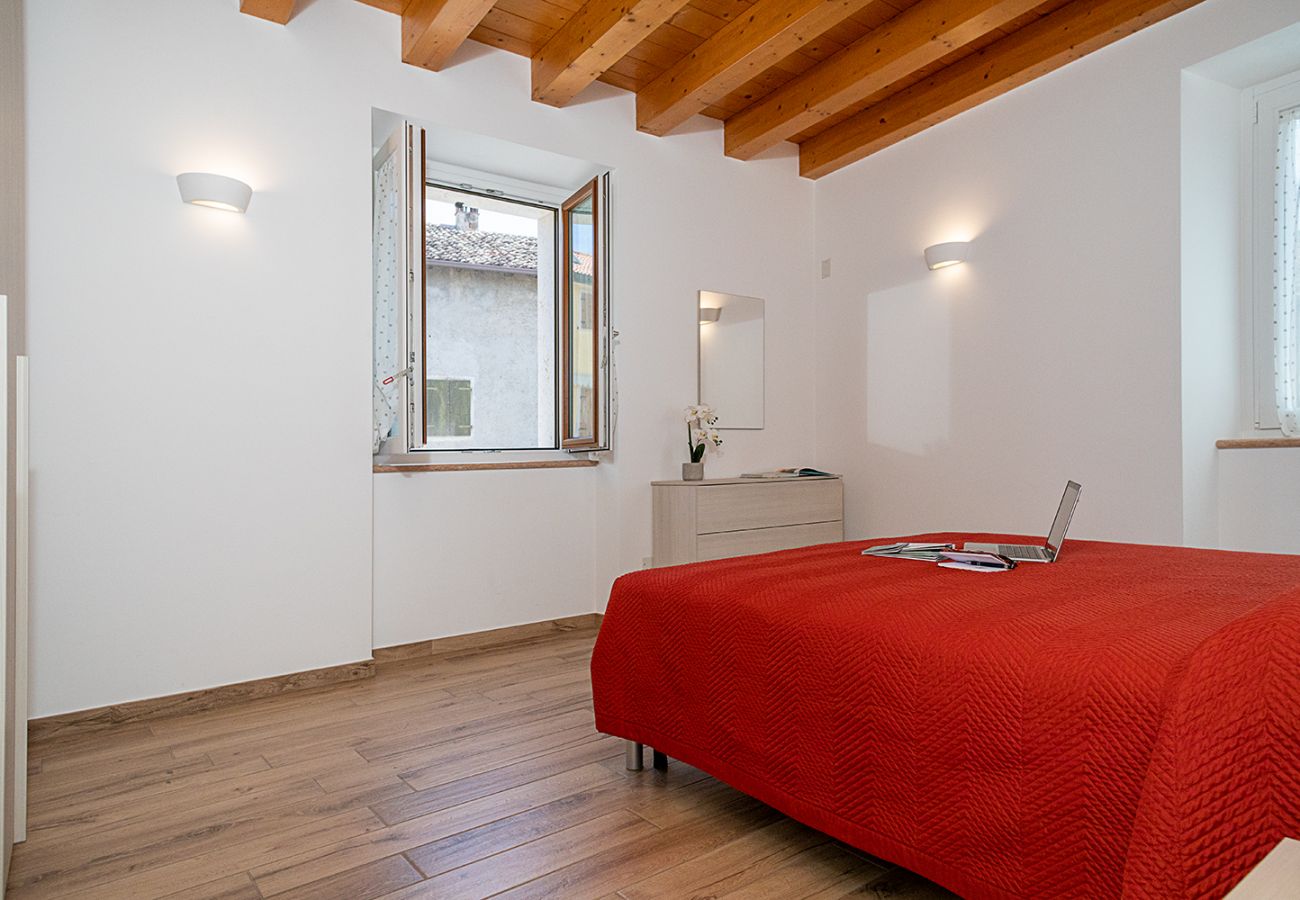 House in Bardolino - Regarda - Romantic apartment Casa Rossa 1 with wifi, air conditioning