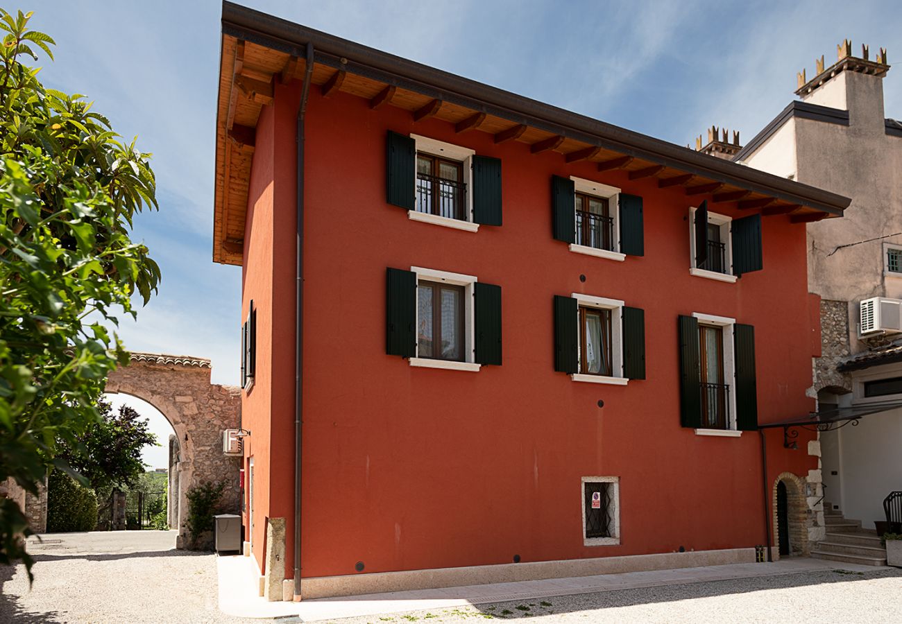 House in Bardolino - Regarda - Romantic apartment Casa Rossa 1 with wifi, air conditioning