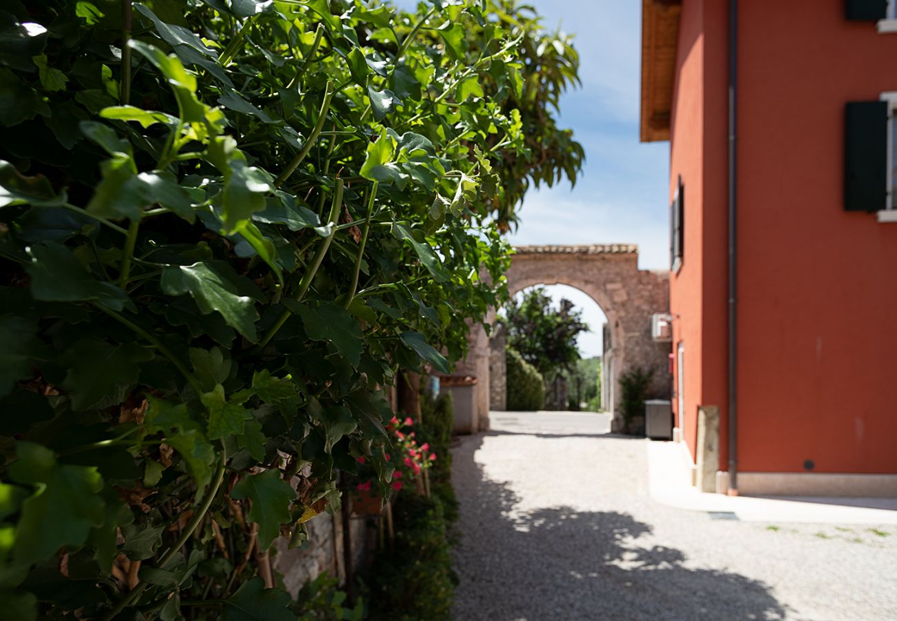 House in Bardolino - Regarda - Romantic apartment Casa Rossa 1 with wifi, air conditioning