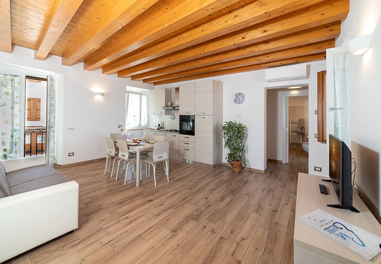 House in Bardolino - Regarda - Romantic apartment Casa Rossa 1 with wifi, air conditioning