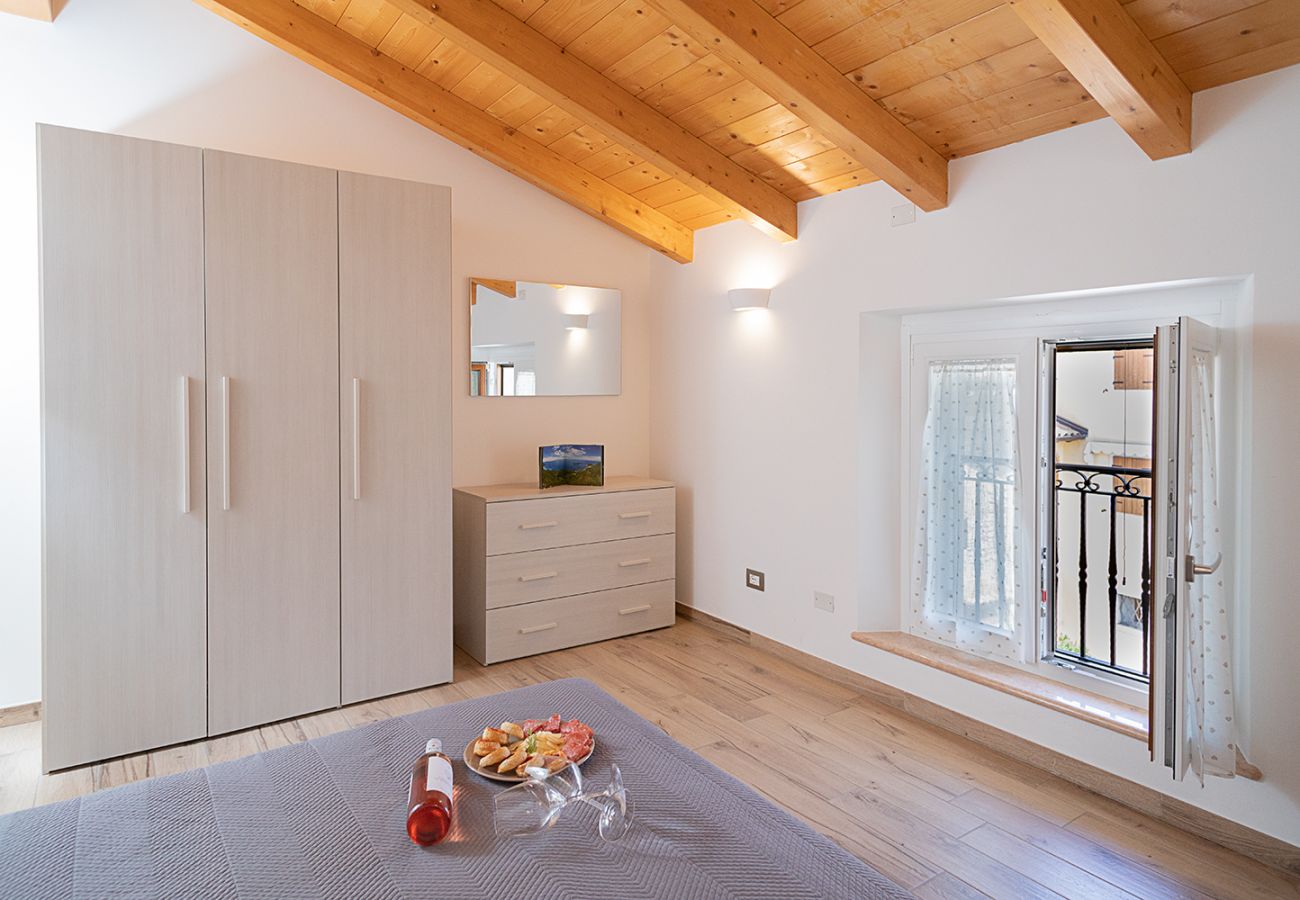House in Bardolino - Regarda - Romantic apartment Casa Rossa 2 with wifi, air conditioning