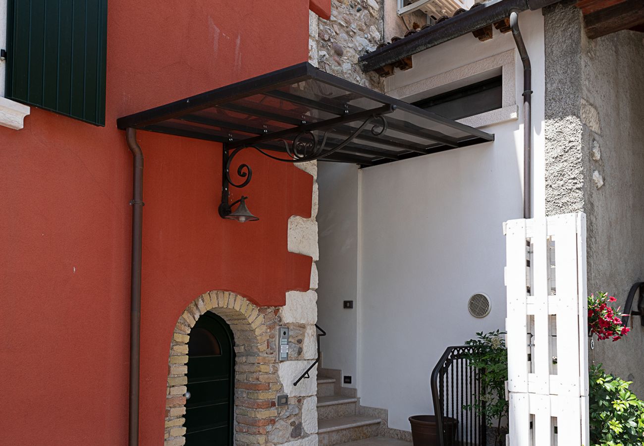 House in Bardolino - Regarda - Romantic apartment Casa Rossa 2 with wifi, air conditioning