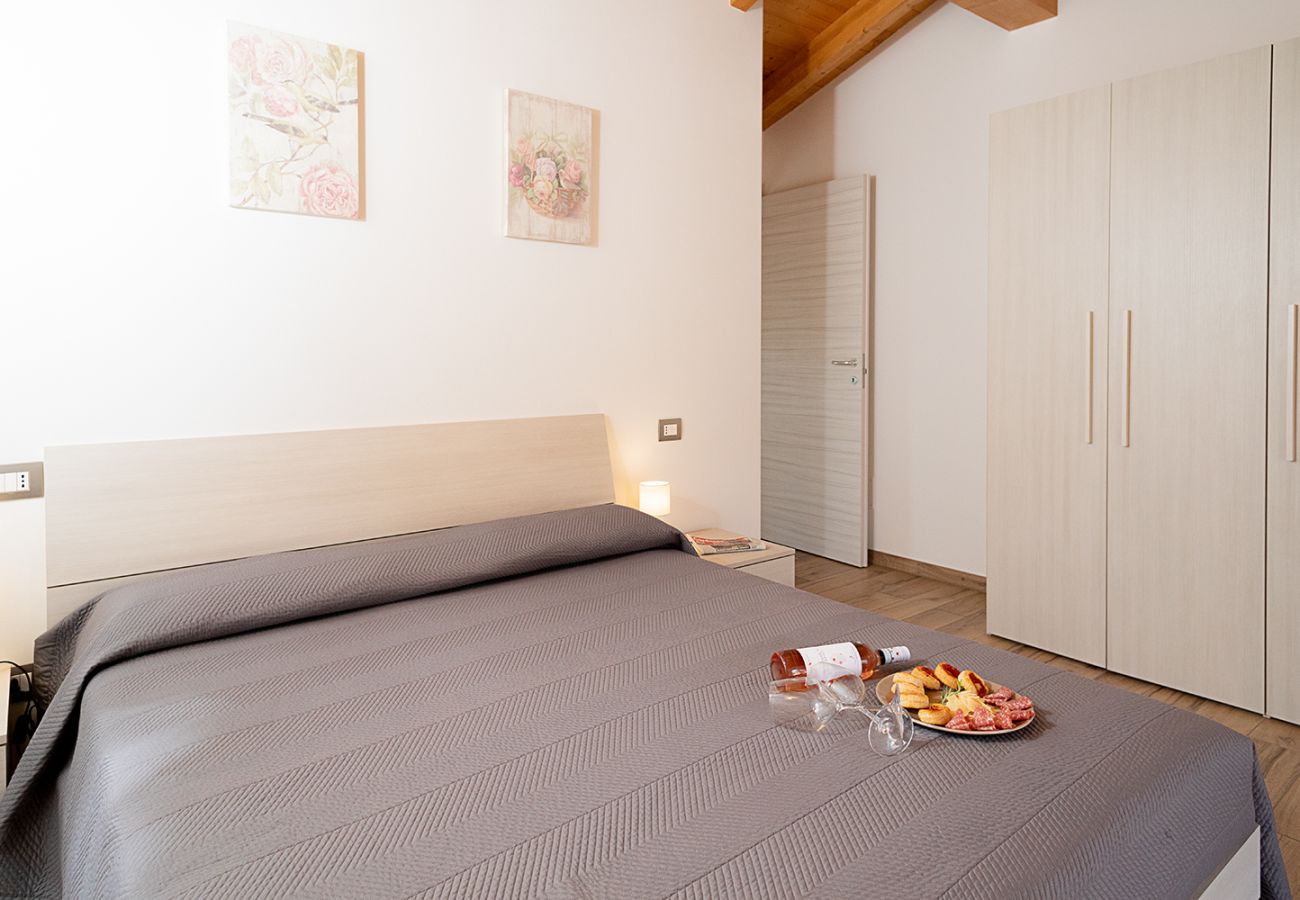 House in Bardolino - Regarda - Romantic apartment Casa Rossa 2 with wifi, air conditioning