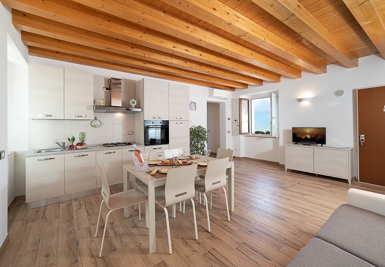 House in Bardolino - Regarda - Casa Rossa, romantic family apartment  with wifi, air conditioning