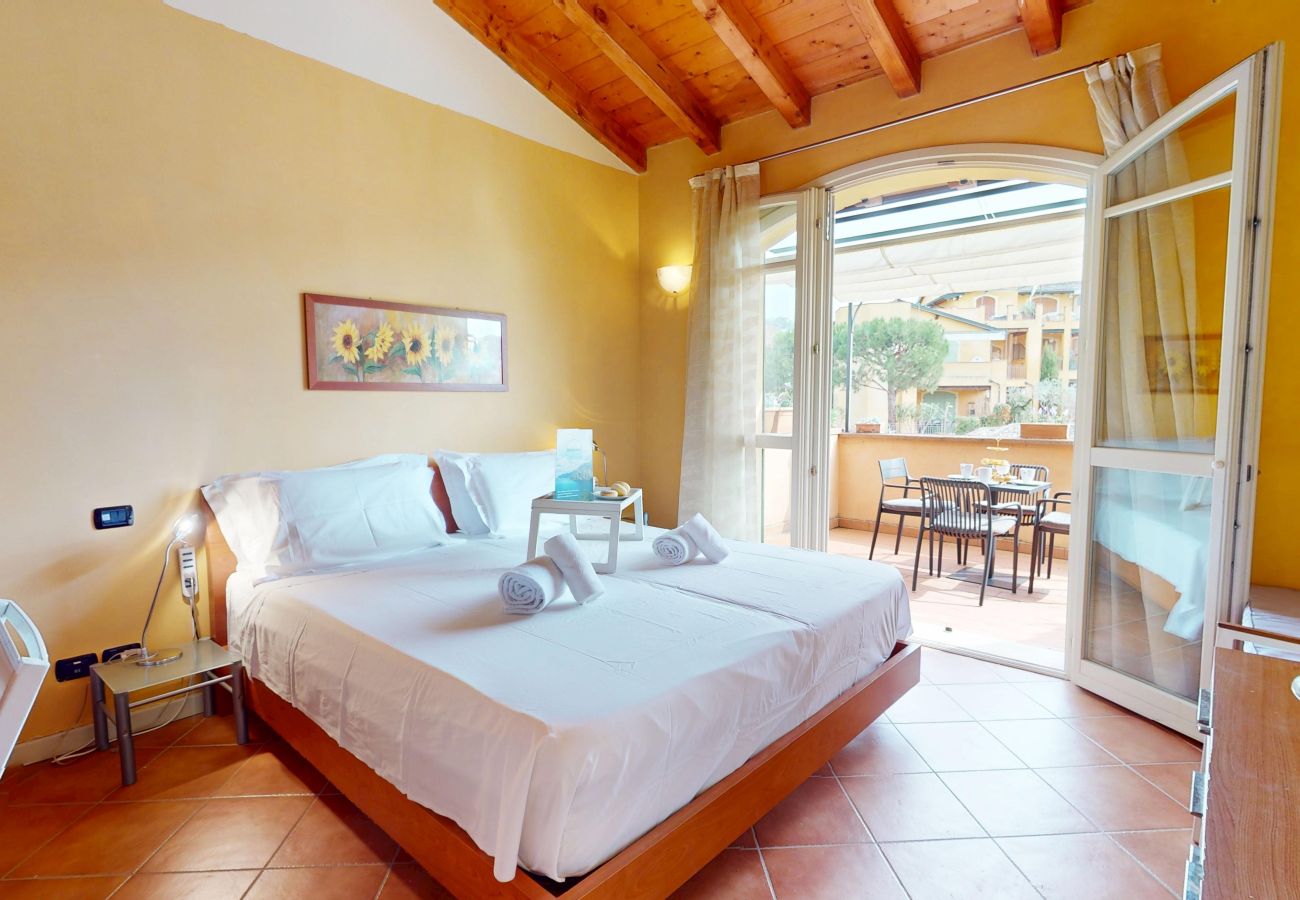 Apartment in Manerba del Garda - Borgo del Torchio H3