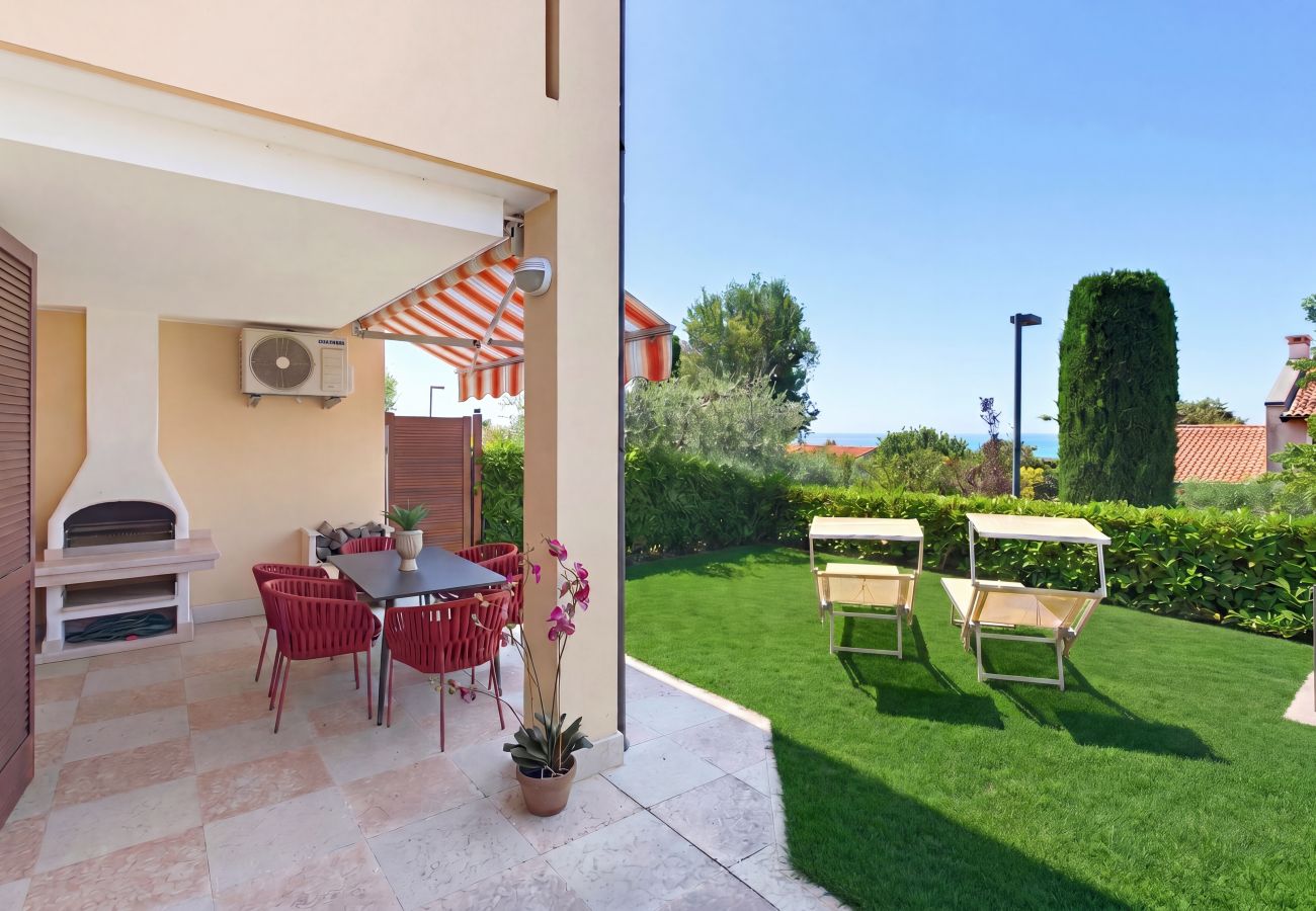 Apartment in Lazise - Regarda - Basiliko White Apartment with pool and wifi