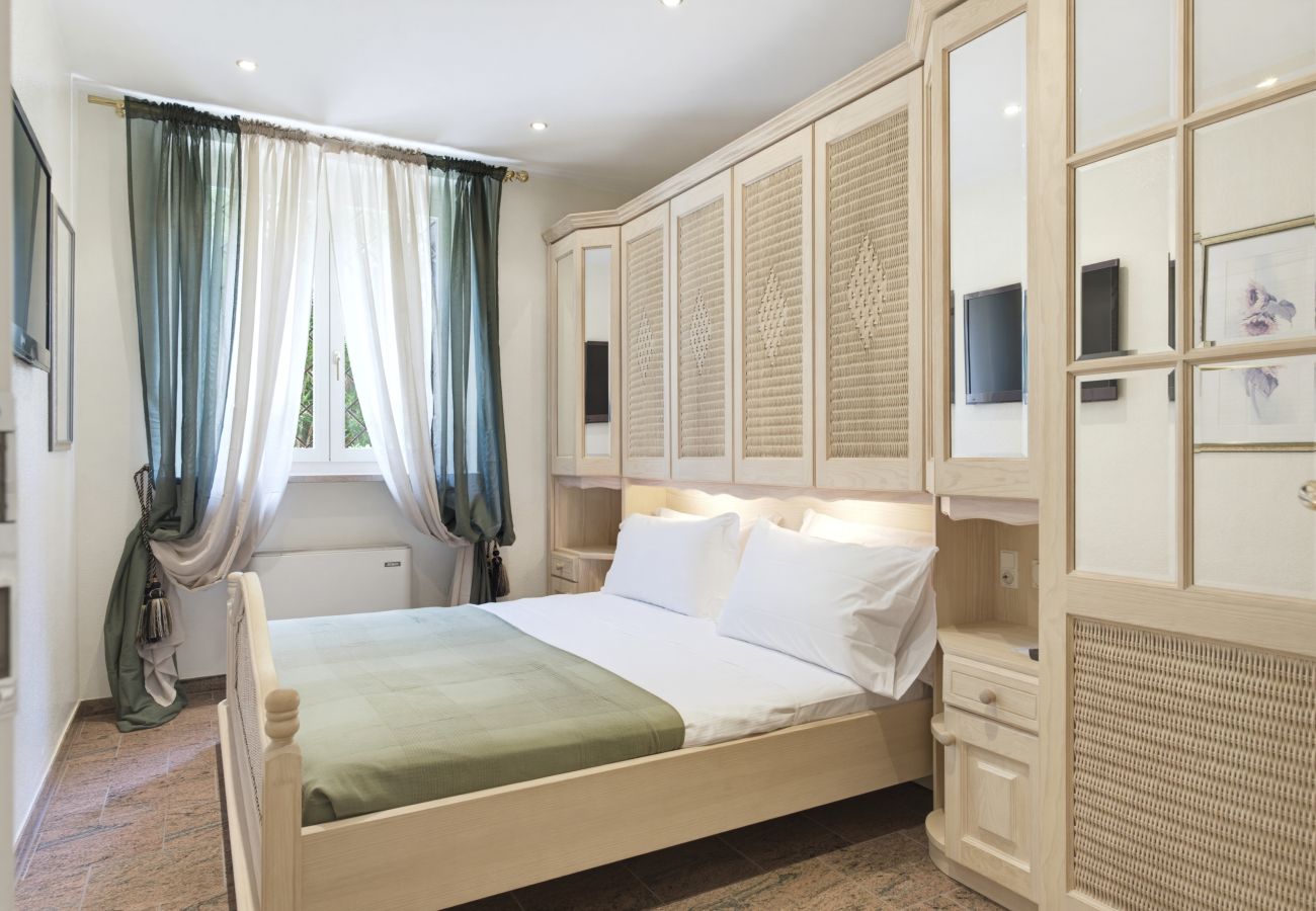 Apartment in Lazise - Regarda - Basiliko White Apartment with pool and wifi