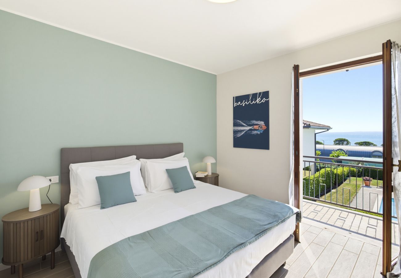 Apartment in Lazise - Regarda - Basiliko View Apartment with lake view and pool