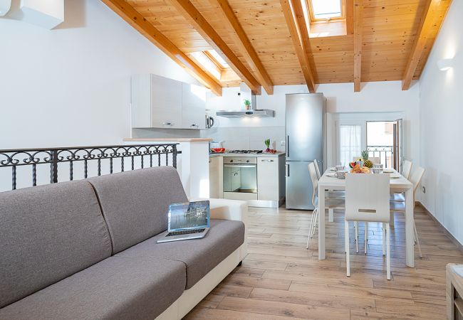 House in Bardolino - Regarda - Casa Rossa 2, romantic apartment with wifi, air conditioning